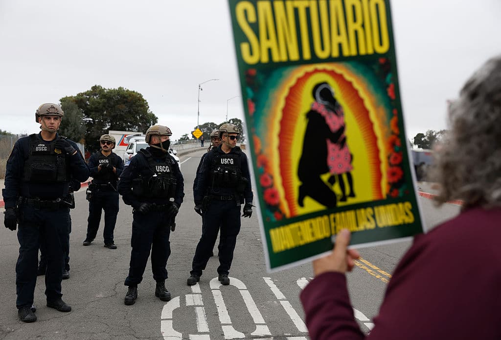 A los manifestantes se le pidió que se mantuvieran a las orillas de la entrada principal de la base Alameda, en el Área de la Bahía. Allí permanecen, aún después de conocer que el presidente Donald Trump canceló el envío agentes.