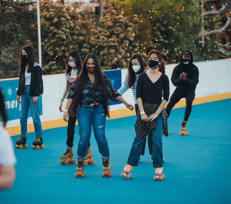 El festival cuenta con atracciones como 
<b><a href="https://www.delawareriverwaterfront.com/places/blue-cross-riverrink-summerfest/admission">patinaje al aire libre</a></b>, juegos y paseos en el paseo marítimo, minigolf y más, todo con impresionantes vistas del río Delaware y el puente Ben Franklin.