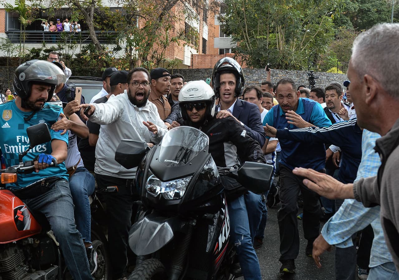 Juan Guaidó, un político de 35 años que llegó a la presidencia del parlamento se autoproclamó “presidente encargado” de Venezuela. Llegó en motocicleta a una manifestación convocadas por la oposición, una de las muchas organizadas en todo el país suramericano.
