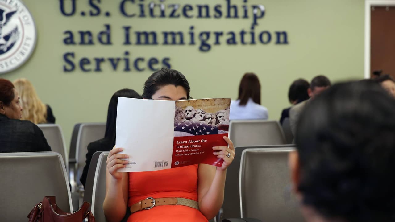 USCIS activa tarifa anual para quienes tienen un proceso de asilo pendiente: esto debes saber
