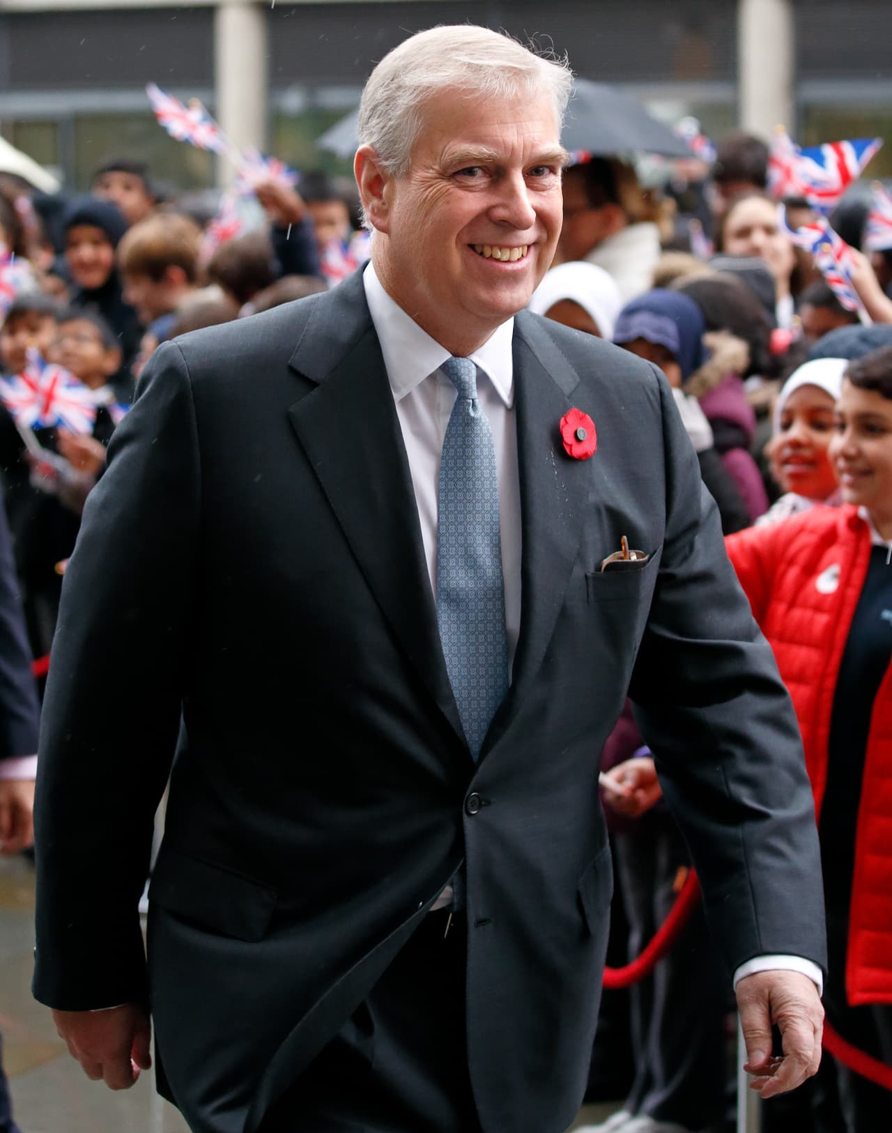 De acuerdo con el informante consultado por ET, la familia real está poniendo públicamente una "cara valiente" con respecto a la 
<b><a href="https://www.univision.com/noticias/criminalidad/el-principe-andrew-sabe-lo-que-ha-hecho-dice-una-de-las-jovenes-reclutada-por-epstein">controversia de Epstein</a></b> y los vínculos del príncipe Andrés con él.