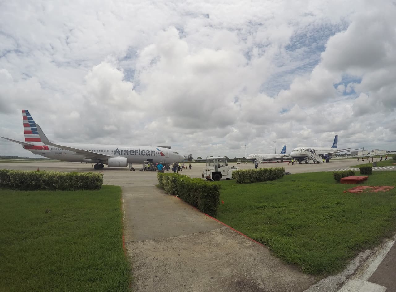 ARCHIVO - Foto de archivo, 10 de junio de 2016, de aviones chárter de American Airlines y JetBlue Airways al partir del Aeropuerto José Martí de La Habana. El primer vuelo comercial de EEUU a Cuba en más de medio siglo parte de Fort Lauderdale, Florida, a Santa Clara, en el centro de la isla, el miércoles 31 de agosto de 2016. (AP Foto/Scott Mayerowitz, File)