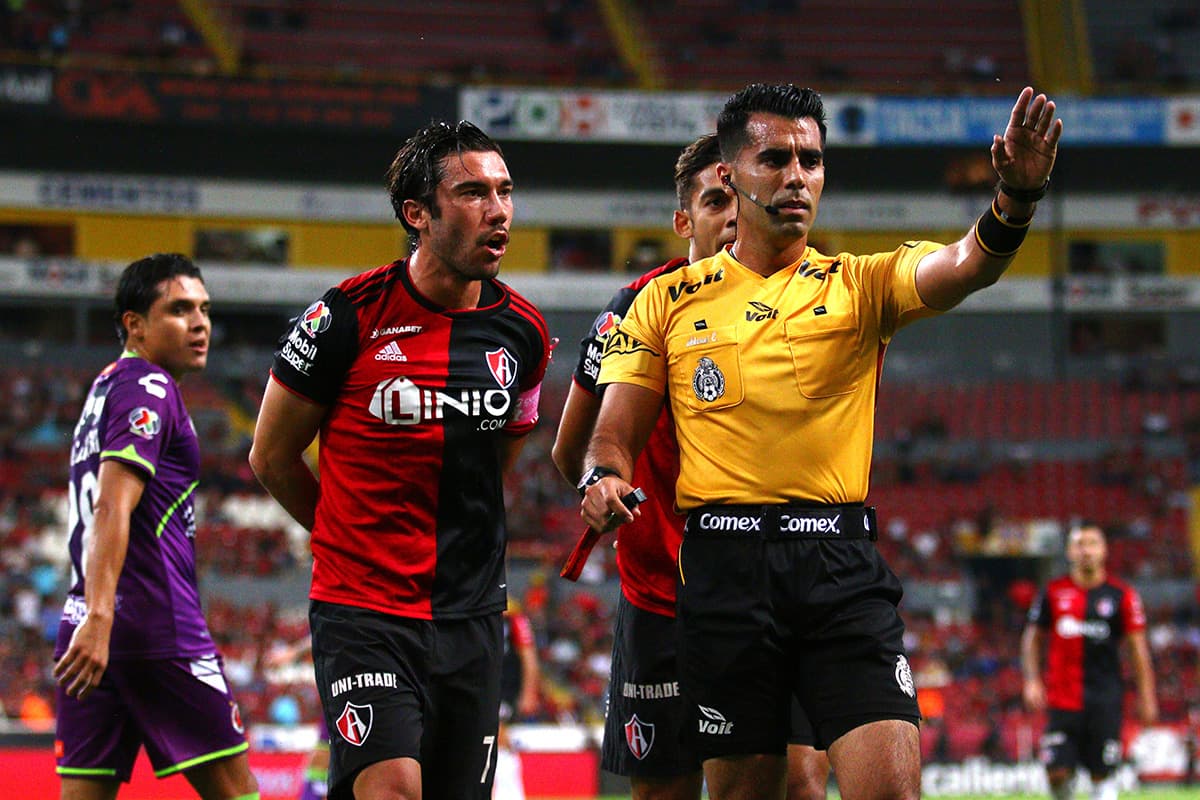 La segunda acción que revisó el árbitro Adonai Acevedo (derecha) resultó en un penal a favor de Veracruz al minuto 31, tras una mano del colombiano Leiton Jiménez que terminó en gol de Bryan Carrasco.