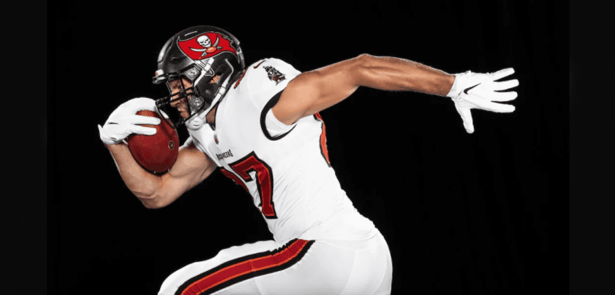 Con su número 87, así posó Rob Gownkowski con el uniforme de los Bucs por primera vez.