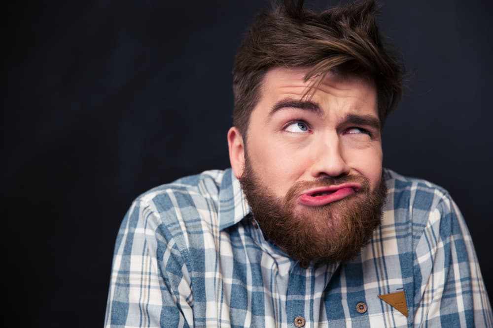 Son una clase de gestos que denotan incredulidad, no estar creyendo lo que le están diciendo, dudar de lo que la otra persona le confiesa o plantea.
<br>Se observa con más frecuencia en el signo de 
<b>Libra</b>.