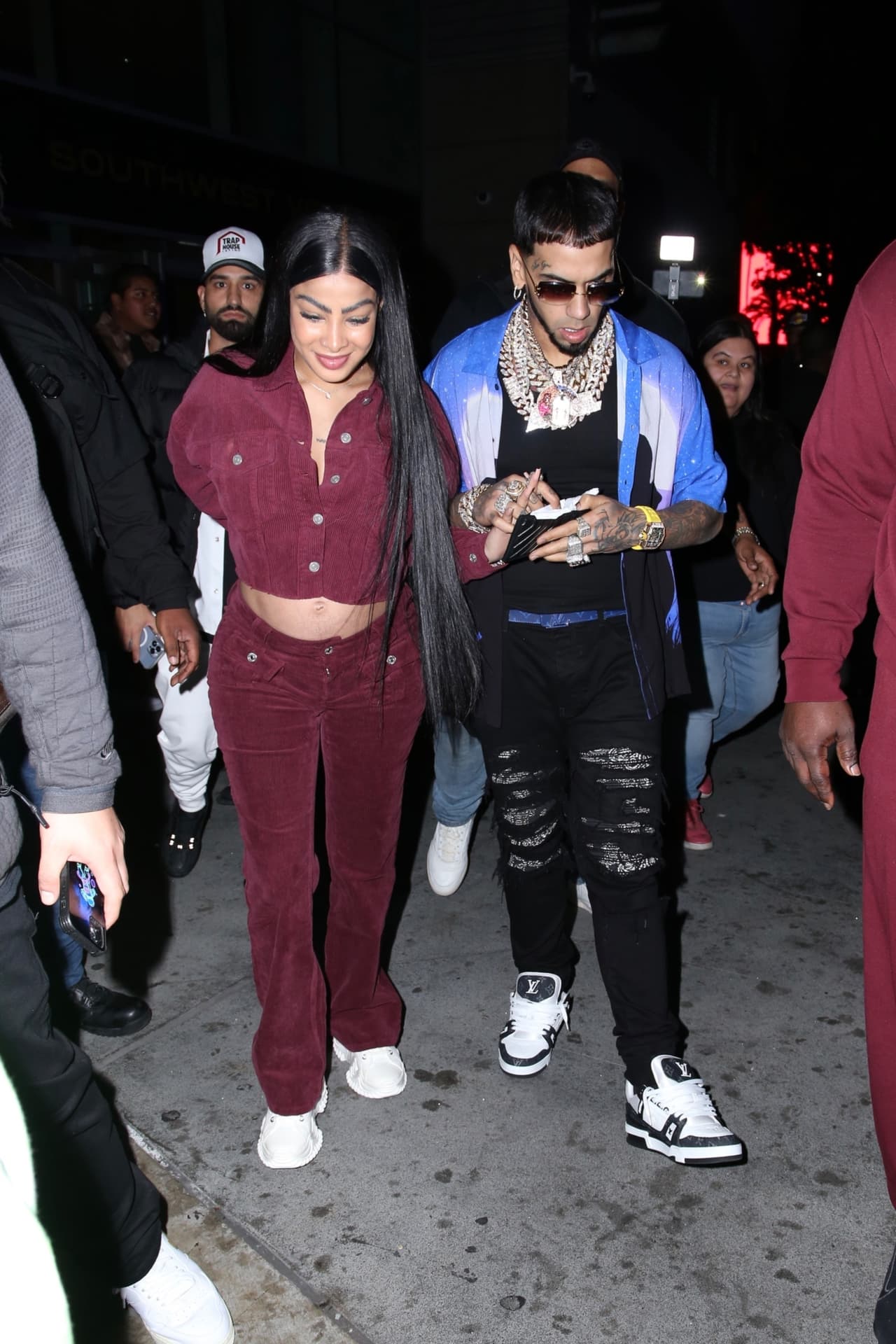 Por su parte, Anuel lució jeans y camiseta negra que contrastó con una chamarra azul.
<br>