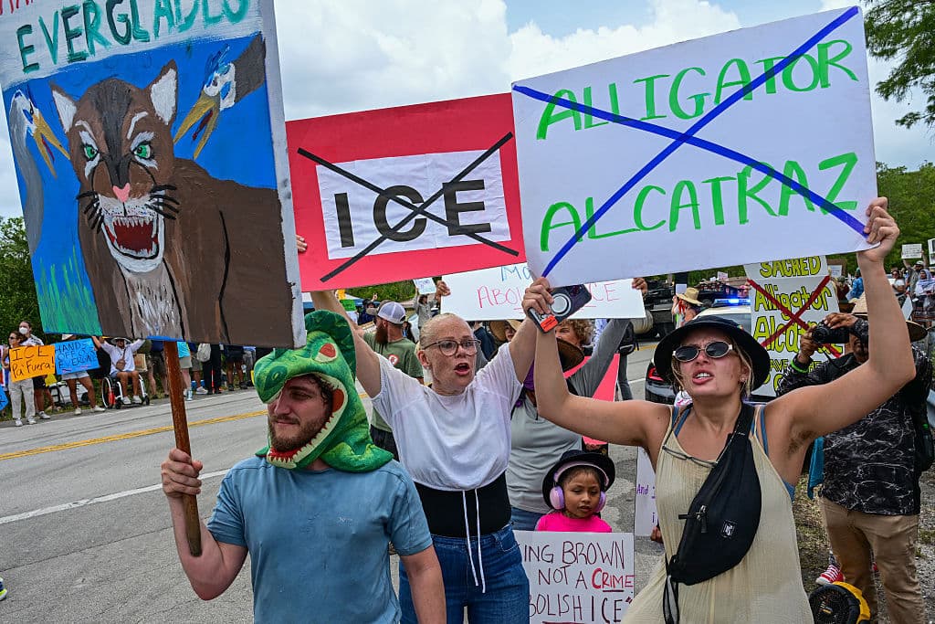 Manifestantes protestan contra la construcción de un centro de detención de inmigrantes, apodado “la Alcatraz de los caimanes”, en los Everglades, cerca de Ochopee, Florida, el 28 de junio de 2025.