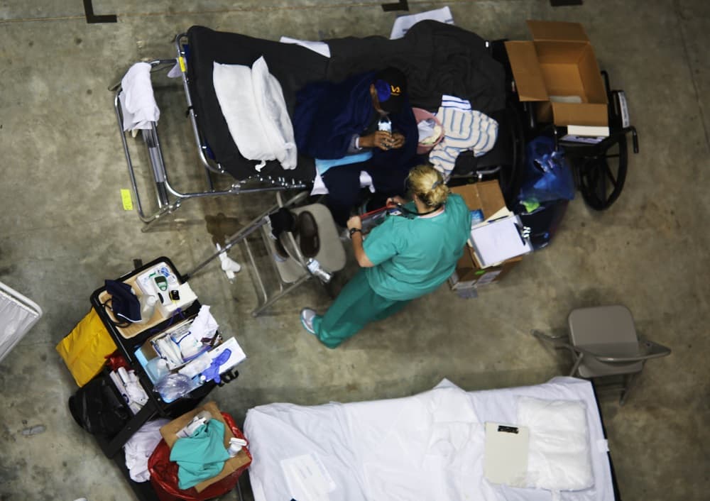 65 hospitales han sido asistidos por el programa de emergencia después de la catástrofe. En la fotografía, una enfermera atiende a un paciente en el refugio médico.