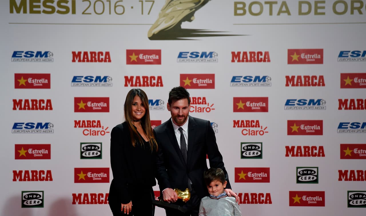 El galardón lo obtuvo tras anotar 37 tantos el curso pasado, superando a Bas Dost (Sporting de Portugal) y Pierre-Emerick Aubameyang (Borussia Dortmund), ambos con 31. Así lo celebró en familia.