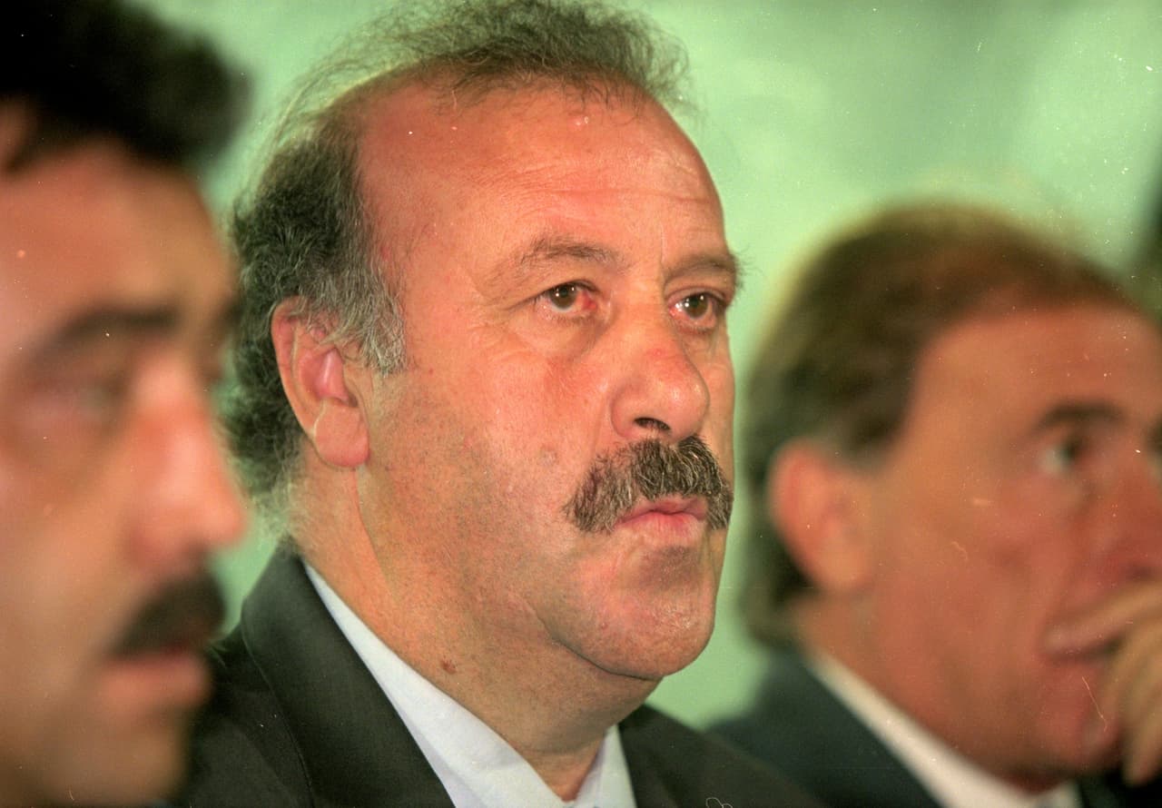 Vicente del Bosque estuvo 11 temporadas como jugador de Real Madrid, donde ganó cinco Ligas de España y cuatro Copas del Rey. Tuvo tres etapas como director técnico del equipo.
