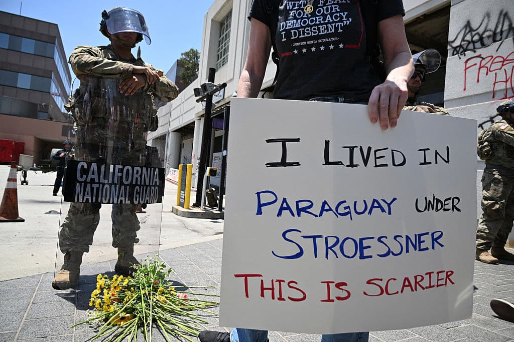 Es una situación que 
<b>los residentes de Los Ángeles</b> desconocían. Un manifestante lo resumió en su pancarta de la siguiente manera: "Viví 
<b><a href="https://www.univision.com/noticias/opinion/paraguay-elige-un-presidente-que-recuerda-a-viejos-tiempos-de-dictadura" target="_blank">en Paraguay bajo (la dictadura de Alfredo) Stroessner</a></b> y esto da más miedo".
<br>
<br>Un reporte de la Comisión Verdad y Justicia de Paraguay, publicado en 2008, concluyó que durante los 34 años que Stroessner se mantuvo en el gobierno -imponiendo la ley marcial, 
<b>una represión policial</b> 
<b>brutal </b>y escuadrones de la muerte- 
<b>423 personas desaparecieron y otras 20,000 fueron torturadas</b>.