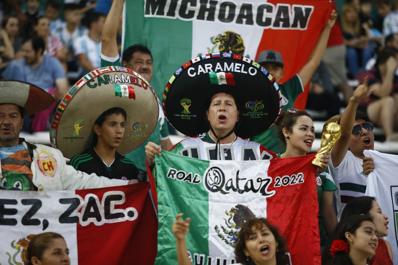 Los fanáticos de Argentina y de México le dieron un color especial con su alegría en el estadio Mario Alberto Kempes y sus alrededores en Córdoba a una jornada de fútbol de amistoso internacional.