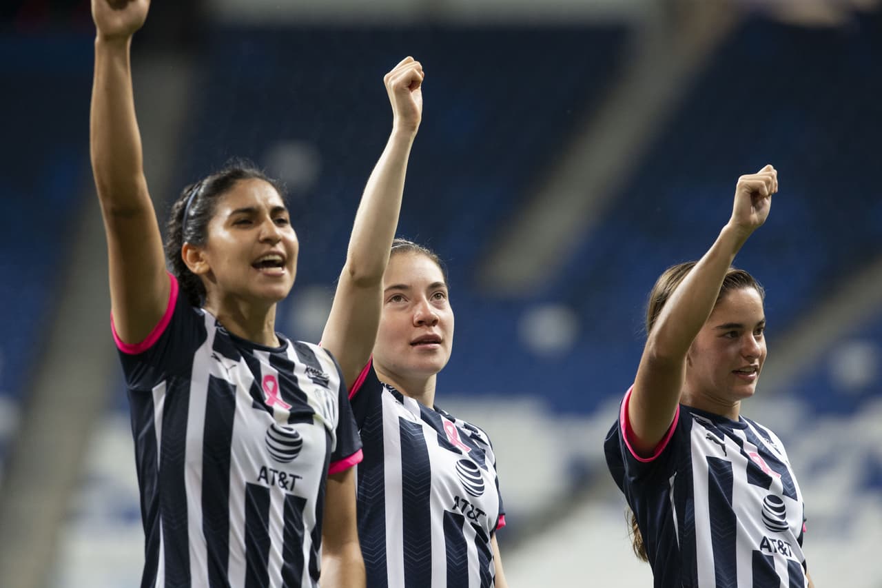 En México hay jugadoras que ganan 3,700 pesos mensuales y, en muchos casos, no les pagan a tiempo. Muchas de las jugadoras tienen que dedicarse a otra actividad porque deben solventar sus gastos y, además, los de su deporte: transporte, alimentación, fisioterapia, etc.