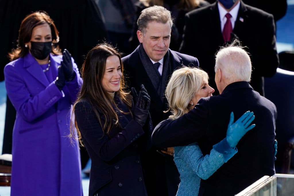 Joe Biden abraza a la primera dama, Jill Biden, mientras su hijo Hunter, su hija Ashley y la vicepresidenta Kamala Harris los rodean en la toma de posesión. Un reporte de
<i> The New York Times</i> detalla cómo el diario íntimo de Ashley Biden terminó en un evento de Trump y las maniobras de un grupo conservador para difundir eldocumento íntimo.