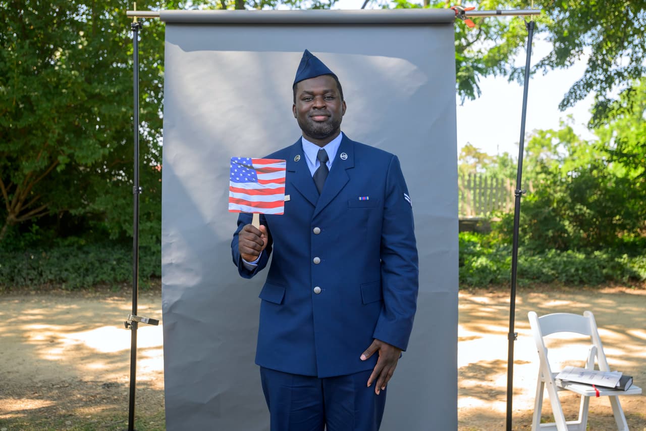 El nuevo ciudadano estadounidense, el suboficial de la Fuerza Aérea de EE. UU. Stephen Kissi, originario de Ghana, posa para un retrato tras una ceremonia de naturalización el Día de la Independencia en Mount Vernon, la residencia de George Washington, el sábado 4 de julio de 2026, en Alexandria, Virginia.