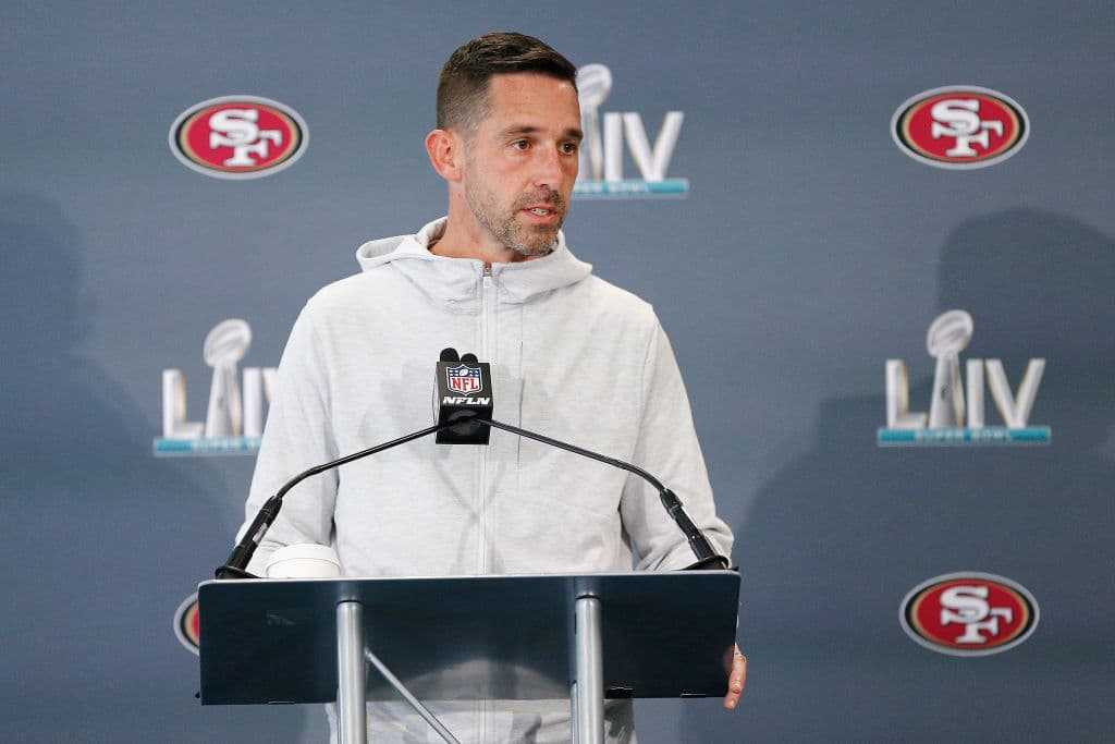 Con rostro serio, pero contento, el head coach de los San Francisco 49ers, Kyle Shanahan responde preguntas.