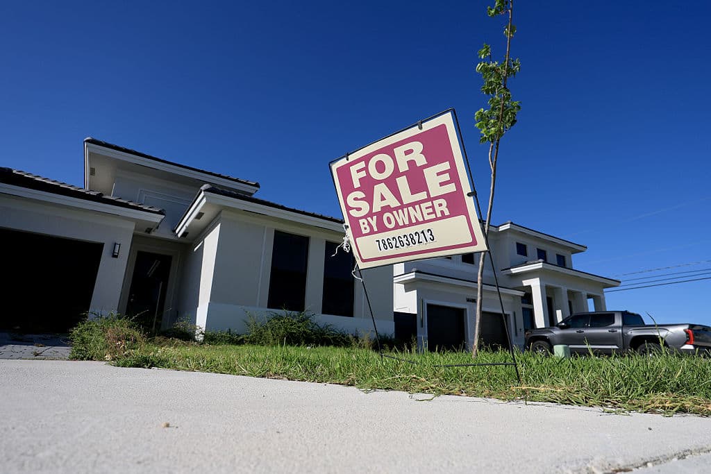 A nivel estatal, según la asociación Florida Realtors, las ventas de departamentos cayeron un 20% interanual mientras que las casas un 6%.