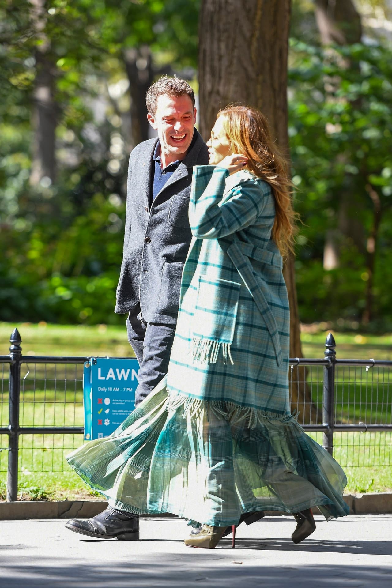 La semana pasada, una fuente de la revista People aseguró que el actor y la cantante 
<b><a href="https://people.com/movies/jennifer-lopez-ben-affleck-plan-on-spending-the-holidays-together-after-busy-fall-source/" target="_blank">"tienen meses de trabajo por venir"</a></b> y que "planean pasar las vacaciones juntos" después de su ajetreado otoño.
<br>