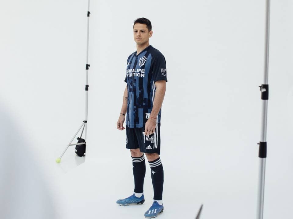 LA Galaxy ya puso a la venta el jersey alternativo que utilizará Javier 'Chicharito' Hernández quien portará el 14 en la espalda.