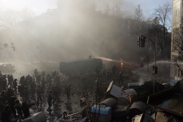 La policía ucraniana cercó hoy a los manifestantes en el corazón de las protestas opositoras de la plaza de la Independencia de Kiev (Maidán), tras una jornada en la que murieron 14 personas en los disturbios que estallaron en la capital. Víktor "Yanukóvich se ha convertido en un presidente sangriento", aseguró hoy el dirigente opositor Vitali Klitschkó en un llamamiento a los países democráticos para que intervengan en Ucrania y frenen la violenta confrontación. Según se acercaba la medianoche, los temidos Berkut, el destacamento antidisturbios, estrechaban el cerco en torno a los miles de manifestantes concentrados en el Euromaidán, bastión de las protestas desde el pasado 21 de noviembre. "Los extremistas de la oposición han cruzado la línea roja; matan a inocentes en la calles de la capital de Ucrania, vejan a mujeres, queman edificios y automóviles. Y si los disturbios continúan, nos veremos obligados a actuar con firmeza", rezaba el ultimátum del Servicio de Seguridad y el Ministerio del Interior de Ucrania. Advierten a los americanos que se queden dentro de las casas y de nuevo se sienten explosiones en la ciudad.