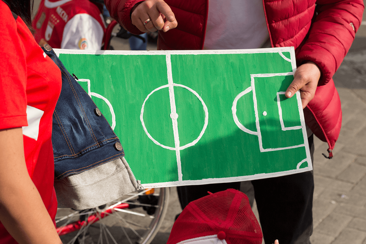 Este es el tablero donde César traduce el juego para José Richard, con un lenguaje de señas que, a simple vista, solo entienden ellos dos.