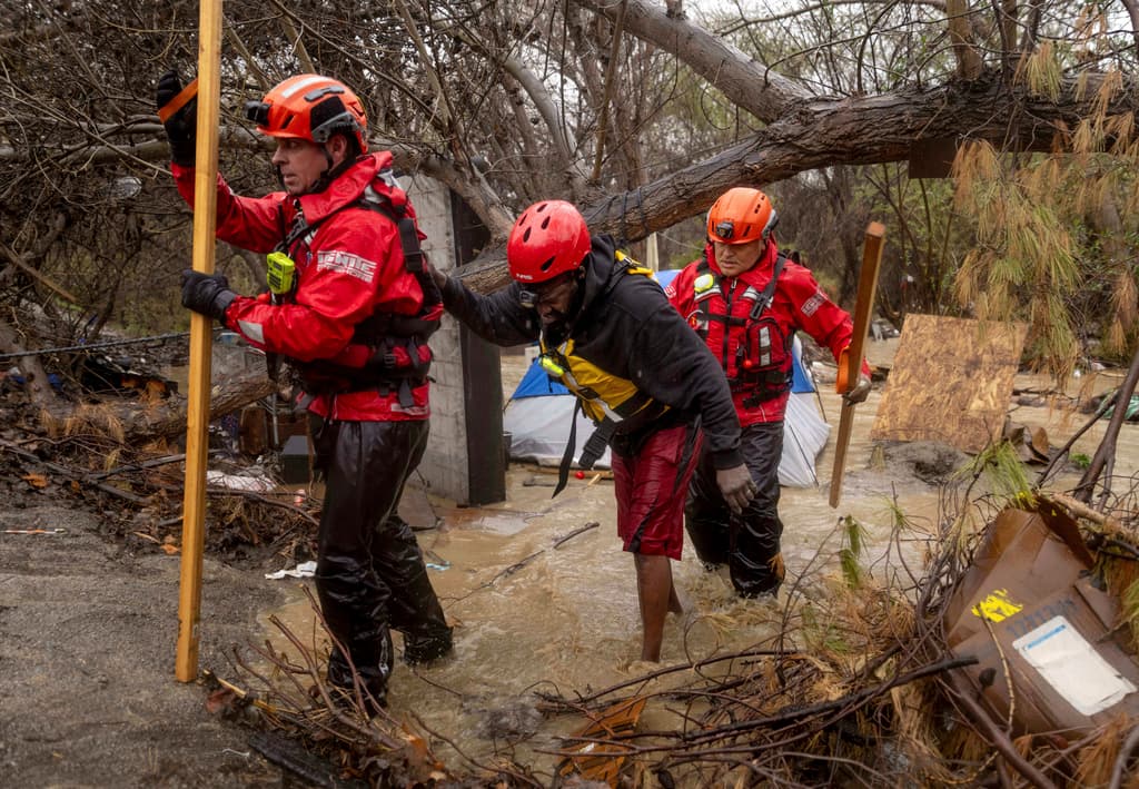 La creciente del río Santa Ana se llevó lo poco que tenían algunos de los indigentes residentes en el lugar.