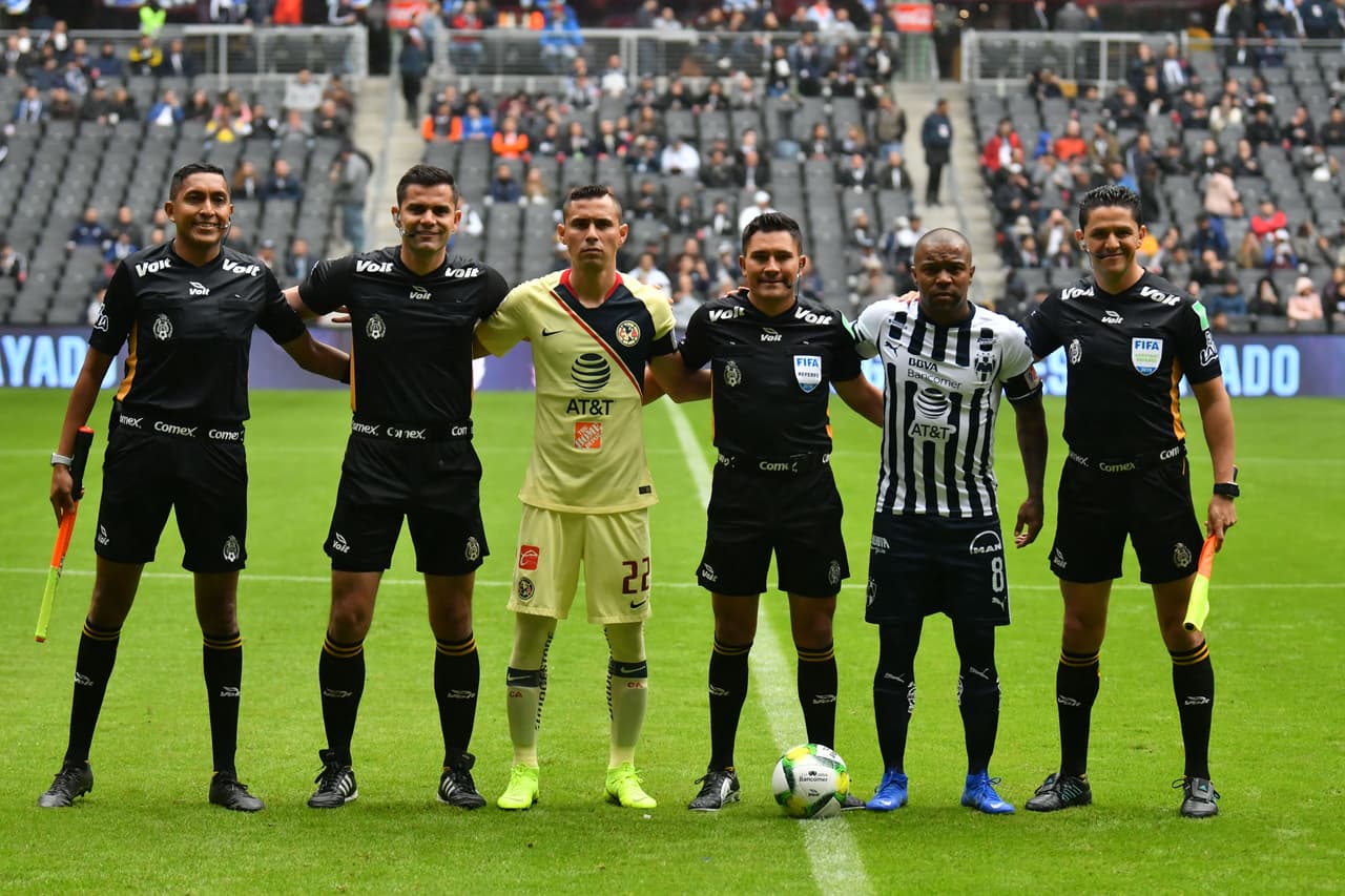 El cuerpo arbitral encabezado por Fernando Guerrero (centro) quien 
<a href="https://www.univision.com/deportes/futbol/liga-mx/en-fotos-show-arbitral-toda-la-polemica-del-rayados-america-fotos" target="_blank">dio mucho de qué hablar por sus decisiones en los 90 minutos.</a>