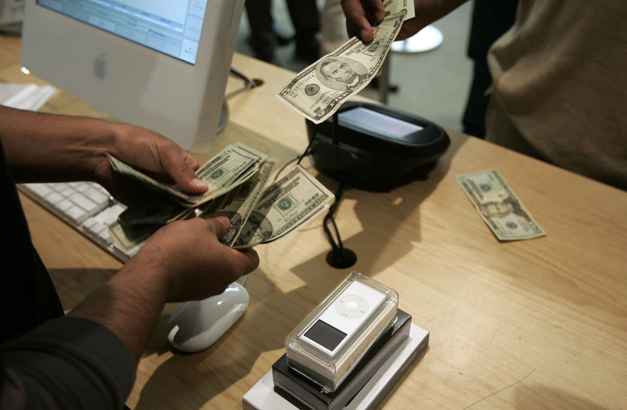 "Gastamos más cuando usamos una tarjeta": psicólogo te explica por qué debes utilizar efectivo para ahorrar