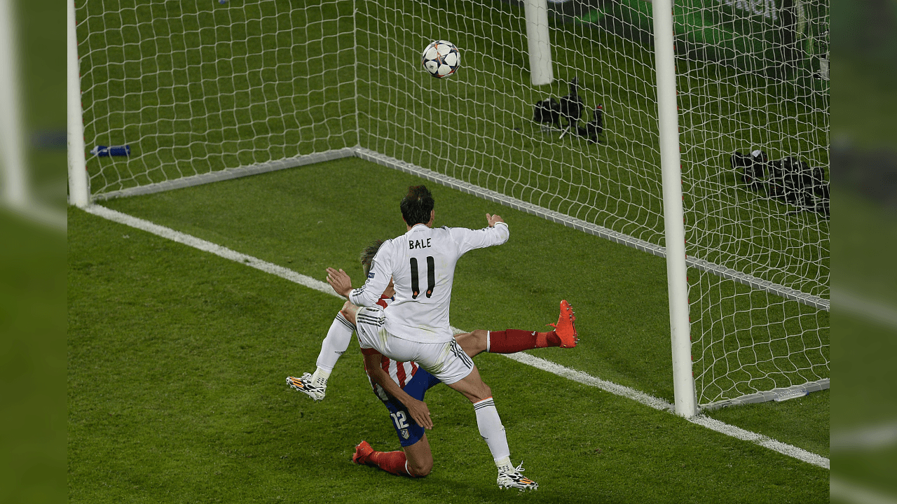 <b>Inclinó la balanza para los Merengues</b>
<br>- El futbolista galés remató con la cabeza y puso el 2-1 a favor del Real Madrid a 10 minutos de cumplirse los 30 de los tiempos extra; sin embargo, el gol de Bale abrió el camino para la goleada.
<br>- Con un Atlético de Madrid perdido, vinieron un par de goles más por parte de Marcelo y Cristiano.