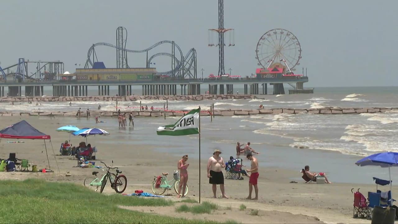 <b><a href="https://www.discovergalvestontexas.com/travel-blog/best-places-to-watch-galvestons-fireworks-displays" target="_blank">En Galveston</a></b>, desfile del Día de la Independencia y celebración de fuegos artificiales, el domingo 4 de julio, el evento gratis, empieza con el gran desfile por Seawall Boulevard desde 59th Street hasta 27th Street. Luego, un espectáculo de fuegos artificiales que termina en 37th y Seawall. De 7:00 a 10:00 pm.