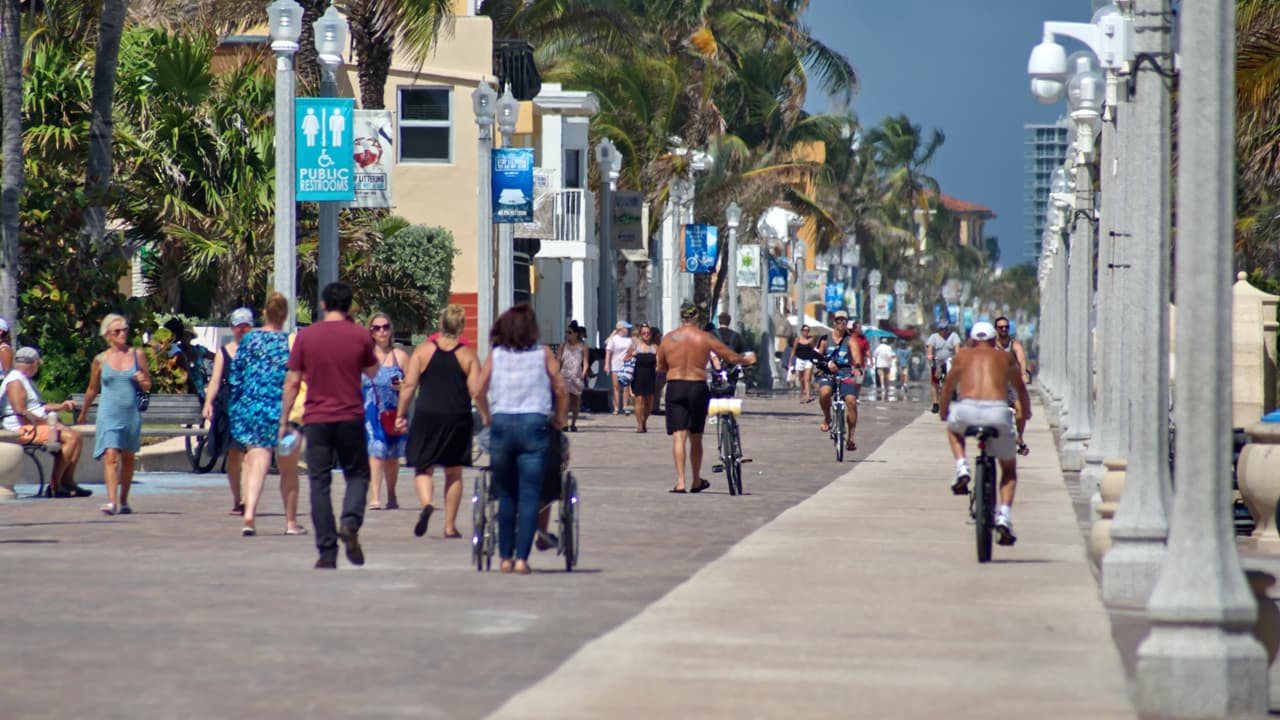 <b>Puesto 18: Fort Lauderdale, Florida. </b>Crecimiento del desempleo de enero a marzo: 
<b>40.61%</b>. 
<a href="https://www.univision.com/noticias/estados-unidos/cierres-y-despidos-estas-son-las-industrias-mas-impactadas-por-el-coronavirus-fotos-fotos">Vea aquí cuales son las las industrias más impactadas por el coronavirus (fotos) </a>