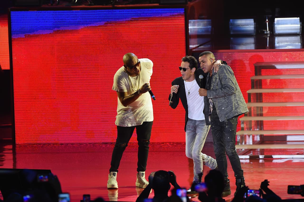 Los encargados de iniciar con la gran noche musical fueron los cubanos de Gente de Zona, nominados en Latin GRAMMY. Entre los temas que cantaron no podía faltar 'La Gozadera', mismo que interpretaron junto a Marc Anthony.