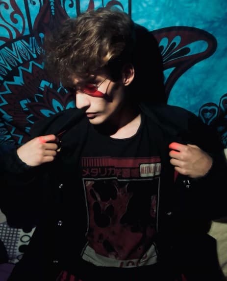 Ahora, el joven, con 23 primaveras, se declaró abiertamente bisexual. "¡Ámame como soy... Soy bisexual y voy a ser actor porno!", fueron sus palabras para
<a href="https://www.tvnotas.com.mx/noticias-espectaculos-mexico/tristan-hijo-mayor-de-yahir-pide-que-lo-apoye-tras-declararse-bisexual" target="_blank">TVNotas</a>.