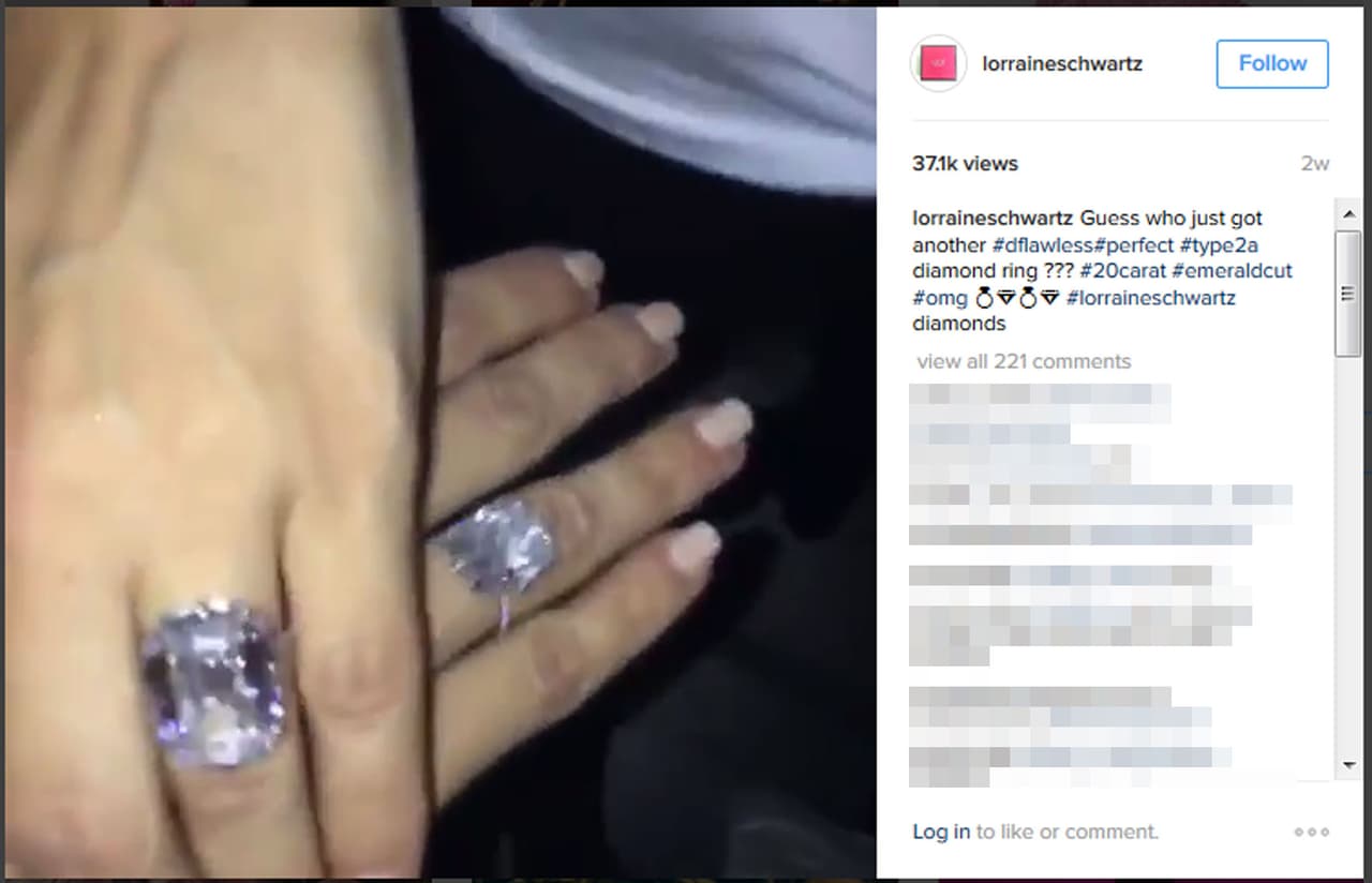 La diseñadora de joyas dio detalles del anillito de Kim. Se trata de un diamante con corte tipo esmeralda de 20 kilates que hace juego con la primera sortija.