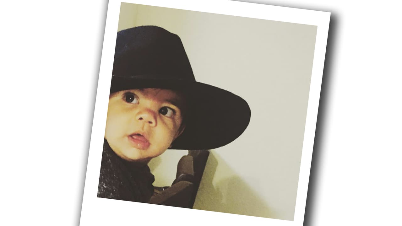 Mami siempre le pone accesorios para tomarle divertidas fotos.