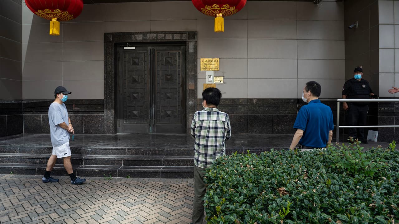 Ruy Lozano, asistente del Jefe del Departamento de Bomberos de Houston, dijo que cuando las unidades acudieron al consulado para atender el incendio, los funcionarios chinos no los dejaron pasar.