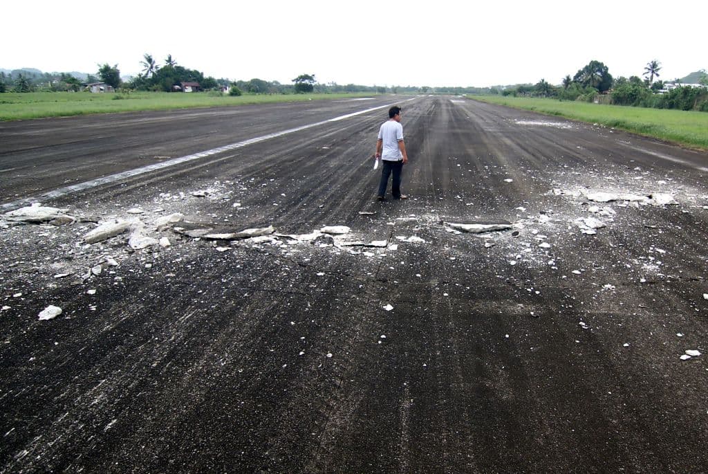 El aeropuerto de la ciudad se cerró de forma temporal debido a las profundas grietas en la pista de aterrizaje, señalaron responsables de aviación.