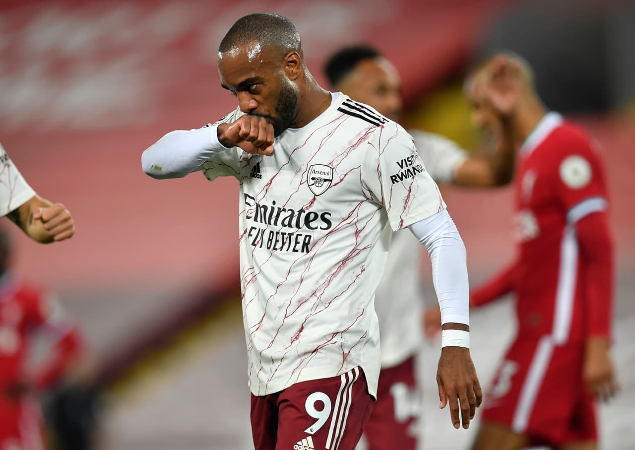 Lacazette tiene oportunidad al minuto 59 pero Alisson la detiene