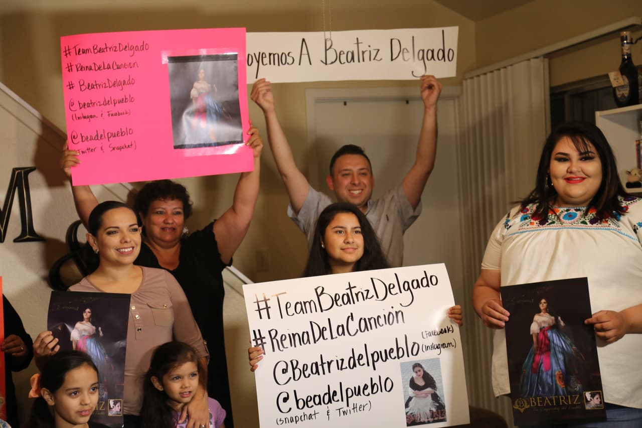 Sus familiares y amigos la han apoyado durante su participación en La Reina de la Canción. Algunos de ellos trabajan en el mariachi con ella.