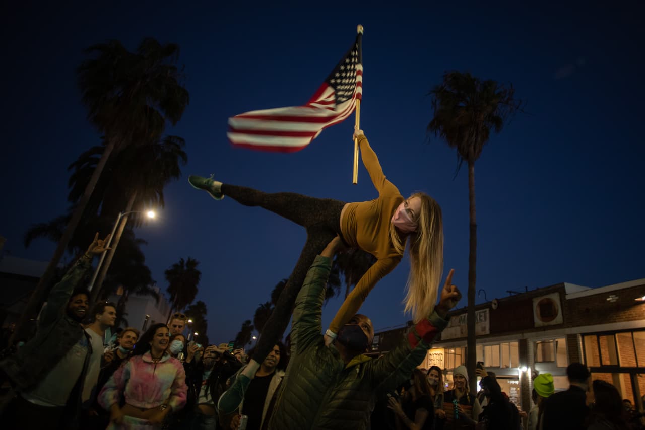 La celebración por la victoria de Biden en un vecindario de Venice Beach, California.
