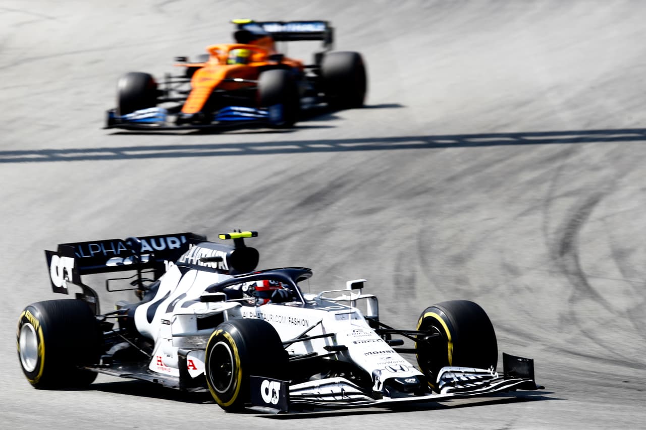 Hamilton ejecutó una casi perfecta carrera en el Gran Premio de España, liderando cada una de las vueltas. Verstappen se queda en la segunda posición, mientras que Bottas logra la tercera posición. El mexicano, 'Checo' Pérez estuvo a una posición de ganar un lugar en el podio.