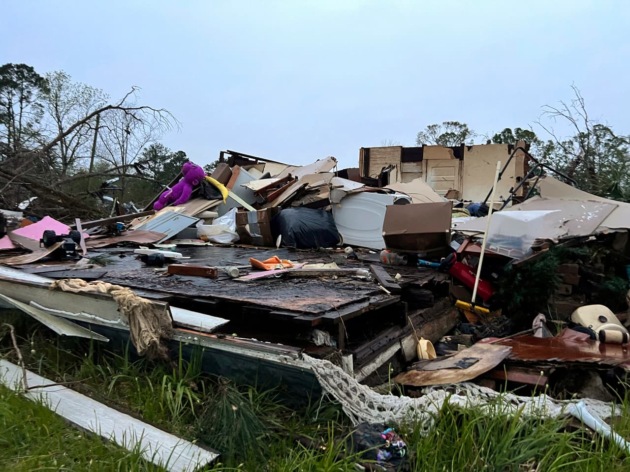 Se cree que al menos se registró un tornado cerca de las comunidades de las áreas de Pembroke y Ellabell. 
<br>
<br>
<i>Sobre la foto: daños en una casa en South Main Street en Pembroke. </i>