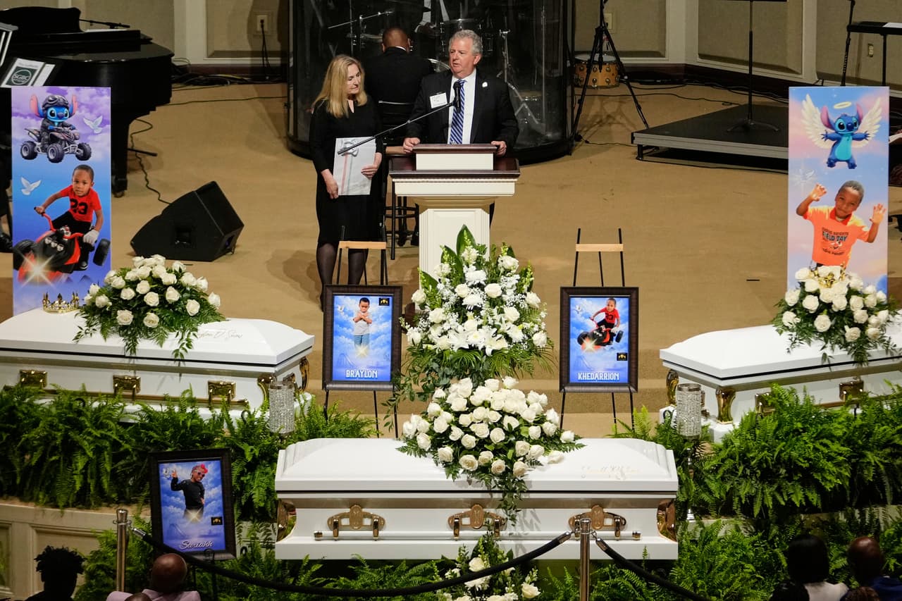 El alcalde de Shreveport, Tom Arceneaux, pronuncia un discurso durante los servicios fúnebres de los ocho niños que murieron en un tiroteo masivo el mes pasado, el sábado 9 de mayo de 2026, en la iglesia bautista Summer Grove en Shreveport, Luisiana. (Foto AP/Gerald Herbert)