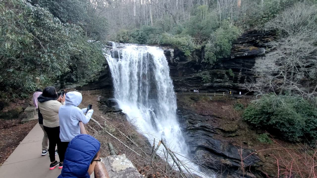 Desde el estacionamiento, una pequeña caminata te lleva directamente a la catarata.