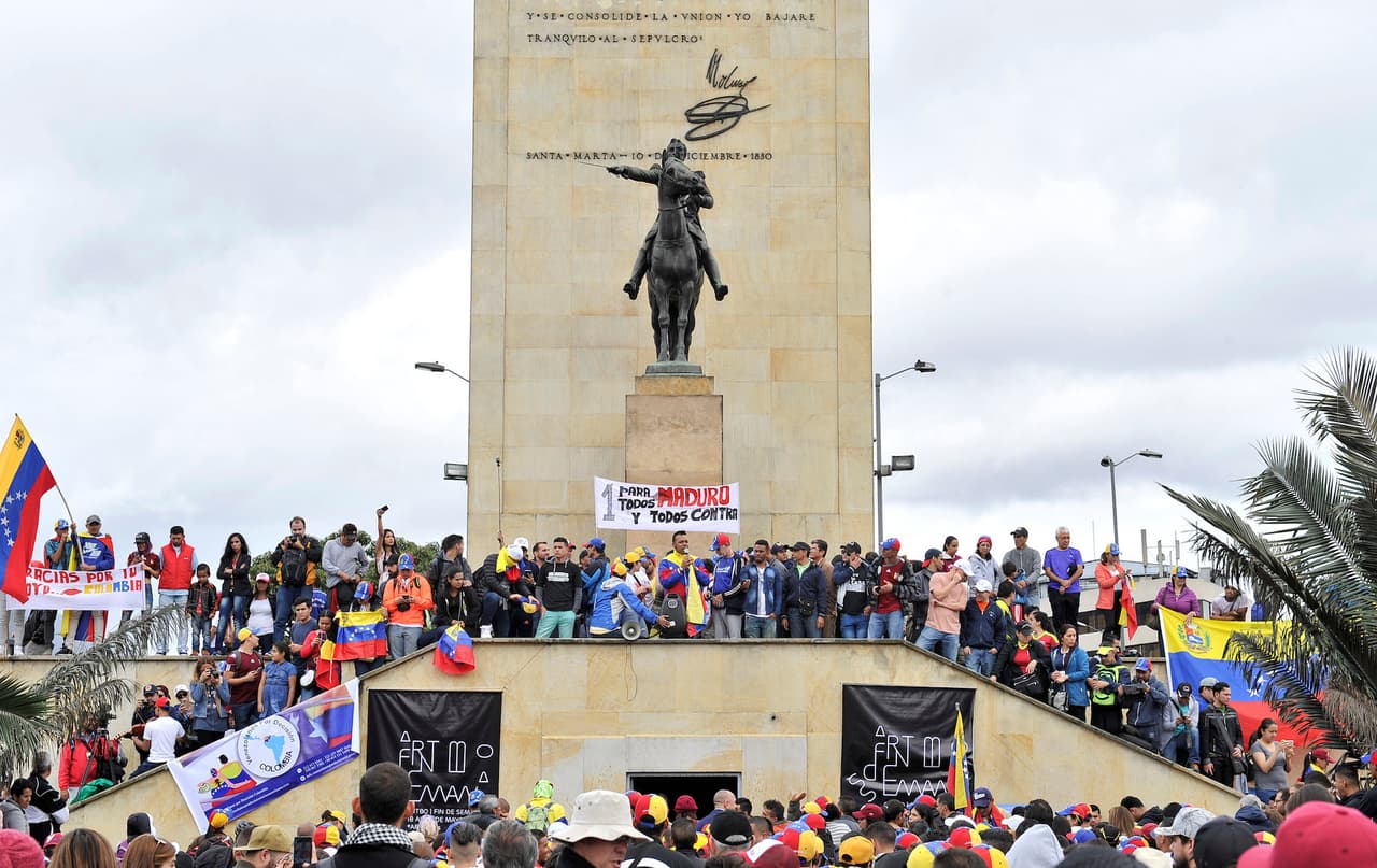 Un numeroso grupo de venezolanos protestó alrededor de un monumento a Simón Bolívar, libertador de Venezuela y Colombia.