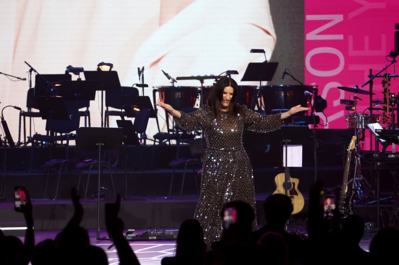 Laura Pausini fue reconocida con el título Persona del Año por su carrera como artista multifacética y multilingüe, así como por su compromiso continuo en apoyar las causas de justicia social que están cerca de su corazón, incluidas la igualdad para las mujeres y las personas LGBTQ+ y el hambre en el mundo.