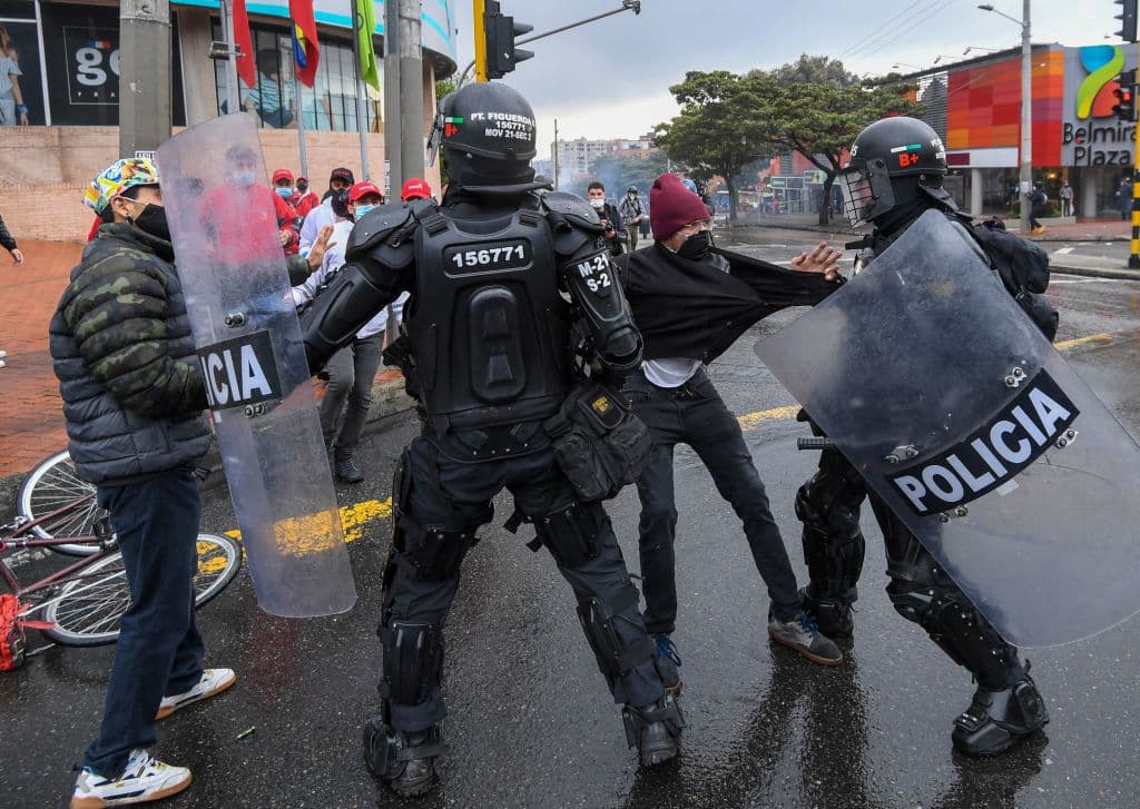 Sin embargo, las marchas pacíficas se convirtieron en campos de guerra, con intervenciones de la autoridad policial que muchos han señalado como abusivas y que han dejado alrededor de 20 personas fallecidas, 86 desaparecidas y cientos de heridos según reportes.