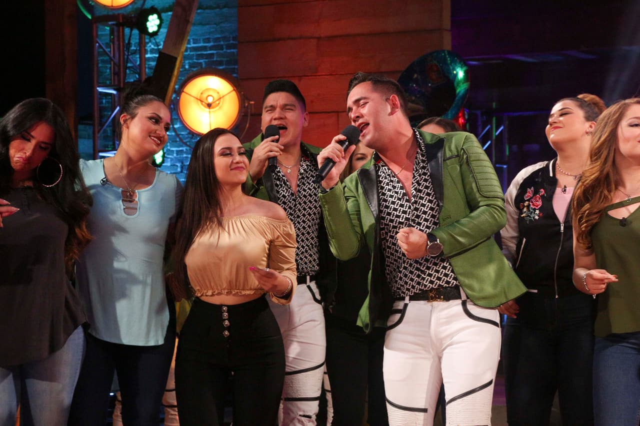 La Reina de la Canción se engalanó con la visita de Banda Carnaval, quienes interpretaron su éxito 'Ella es mi mujer' para todas las concursantes y aprovecharon para mostrar sus mejores pasos de baile.