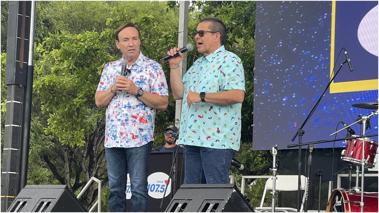 El talento de N+ Univision 23 Miami y de las estaciones de radio 107.5 Amor y MIX 98 animará la tarima en el Tropical Park de Westchester durante la celebración del 4 de Julio. Aquí en la foto los locutores Javier Romero y Polo Troconis en la celebración del año pasado.