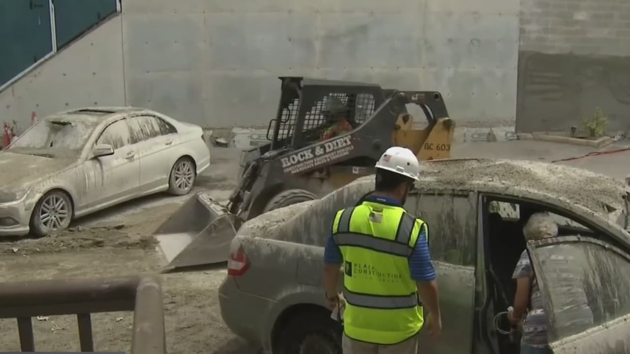 Se derraman miles de libras de cemento sobre una decena de autos en Miami Beach